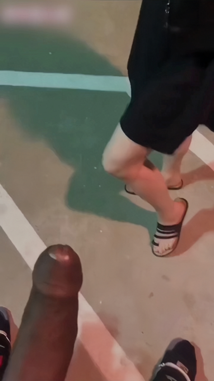 公园漏出大黑吊勾引美女口交