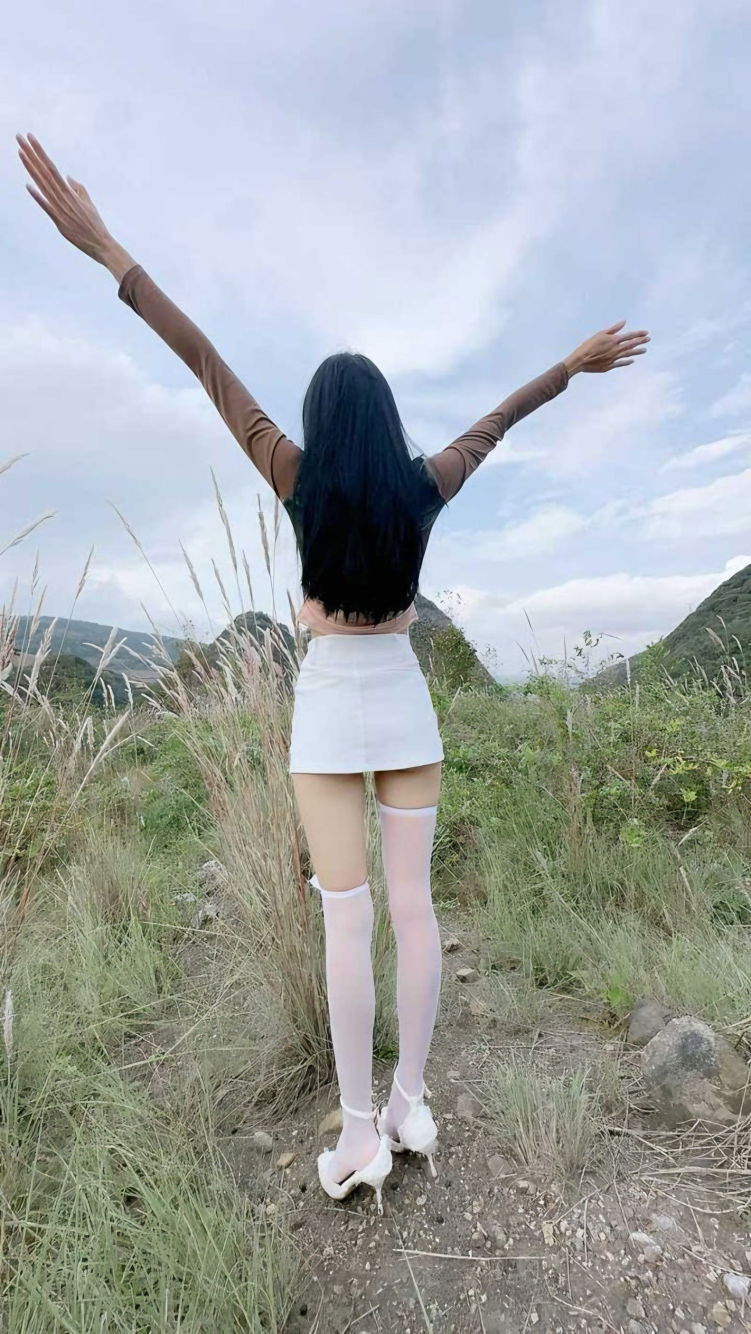 极品乱伦 小姨子的秘密 性感小姨子身穿啦啦队服 勾引打游戏的姐夫做爱 椅子上跪着吹箫后入内射！