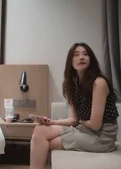 腼腆眼镜小哥1200元单挑气质少妇，搞坏了3个套套也没射