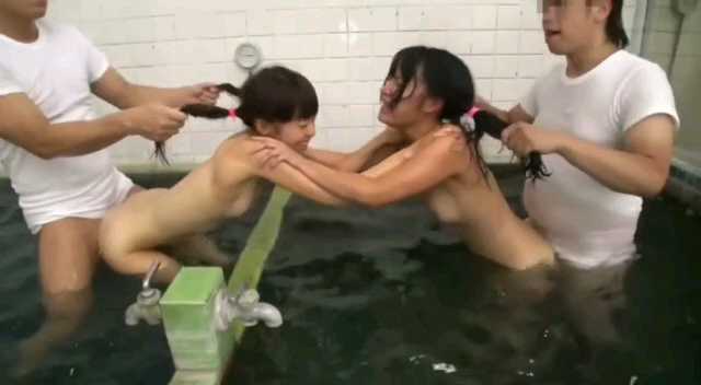 日本两位学生妹在浴室里被两个打扫者强奸狂草超精彩