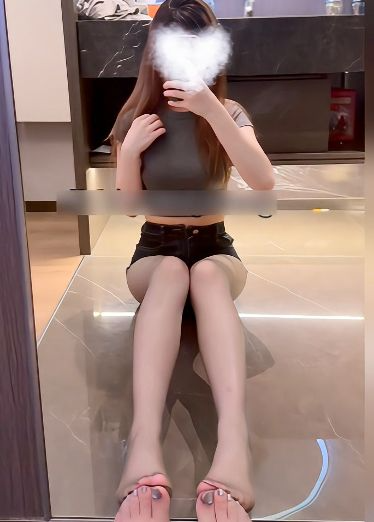 自购推特新晋反差博主-和女友在酒店各种姿势性爱，美腿边操边舔，太喜欢这种小巧的脚丫了，腿长美女