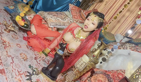 TiTi高端大尺度私拍流出，塞上红鸾异域风情，圆润蜜乳敏感乳粒唿吁而出，性感骚丁嫩穴