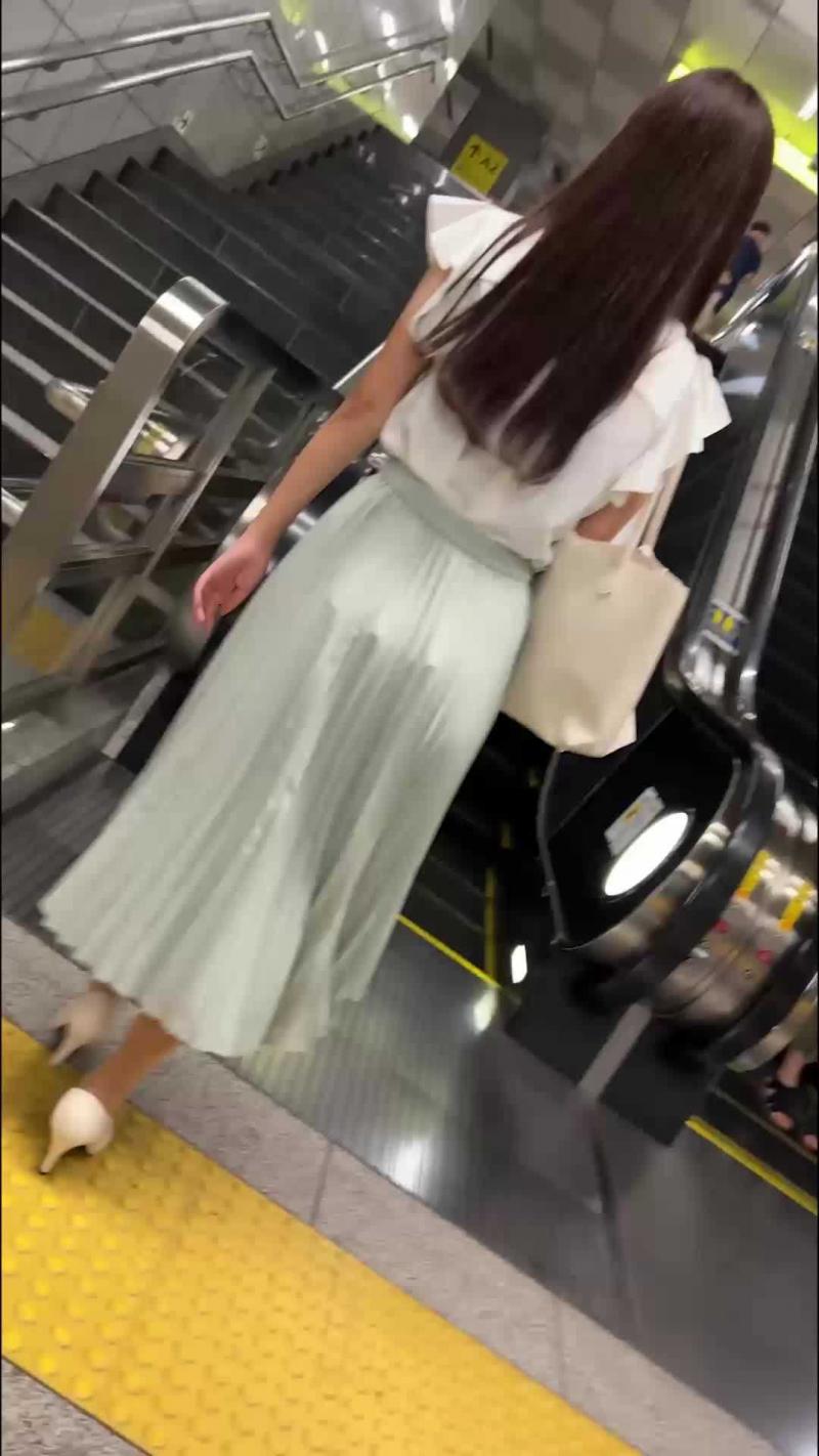 商场抄底 美美的内裤被看透了
