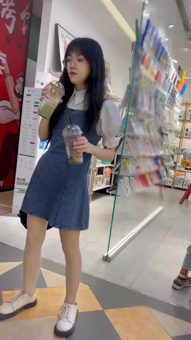 肉丝裤袜都快滑下来啦