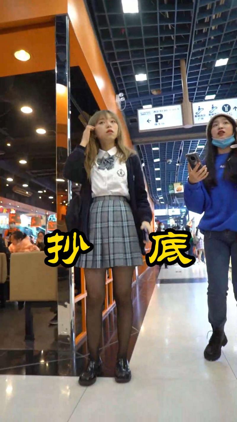 抄底闺蜜逛街只穿黑丝不穿内裤【偷拍探花李寻欢】