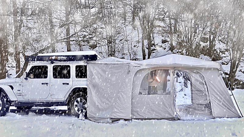 白雪皑皑的冰冻野生森林地面独自露营/寒冷的热帐篷