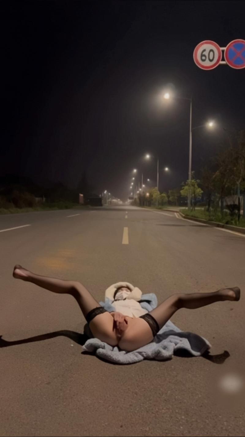 黑丝少女深夜街头自慰