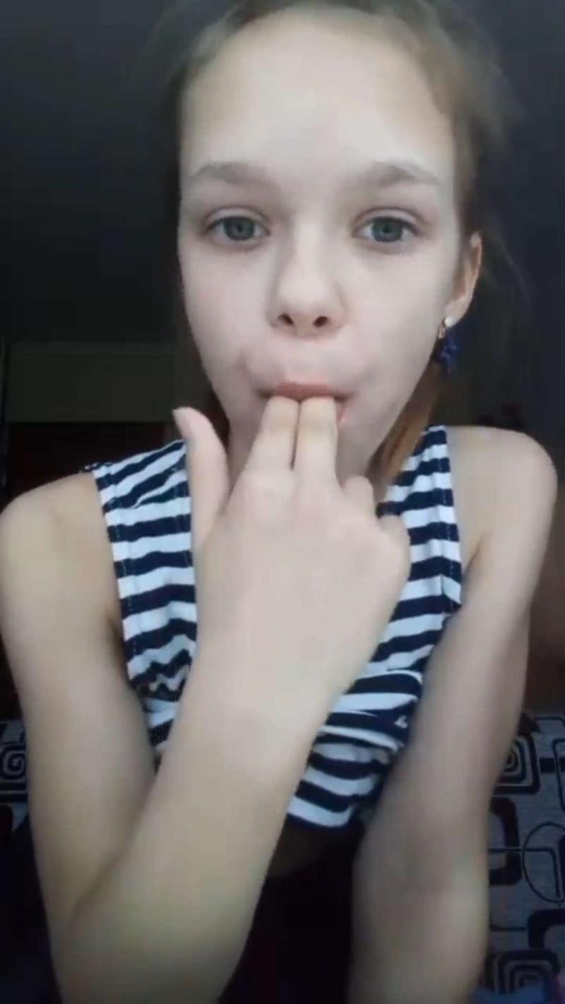 欧美萝莉在家露出
