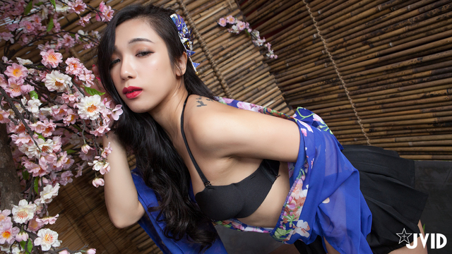[MI美伊] 樱花树下浪漫邂逅！魅惑女神「MI美伊」撩人M腿后劲强